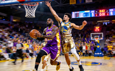 NBA洛杉矶湖人队与金州勇士队激烈对抗画面